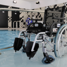 Na zdjęciu wózek inwalidzki przystosowany do jazdy w wodzie