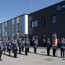 Policjanci świętują przed posterunkiem w Dobrzejewicach