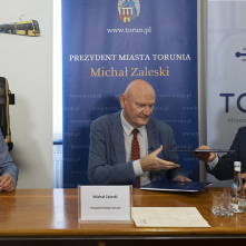 Na zdjęciu prezydent Torunia Michał Zaleski, prezes MZK Toruń Zbigniew Wyszogrodzki oraz prezes PESA Bydgoszcz SA Krzysztof Zdziarski