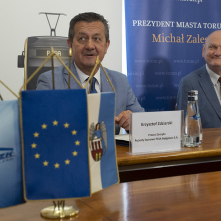 Na zdjęciu prezydent Torunia Michał Zaleski oraz prezes PESA Bydgoszcz SA Krzysztof Zdziarski