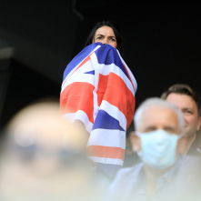 Kibicująca dziewczyna owinięta brytyjską flagą 