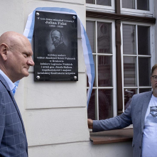 Na zdjęciu: Michał Zaleski i Mirosław Kuklik odsłaniają tablicę poświęconą Fałatowi