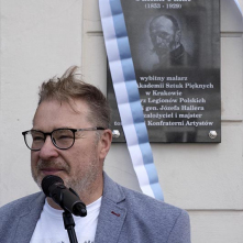 Na zdjęciu: Mirosław Kuklik i tablica poświęcona Julianowi Fałatowi