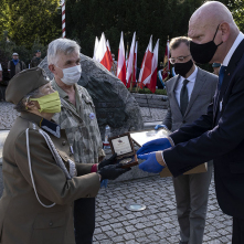 Na zdjęciu: prezydent Michał Zaleski z uczestnikami uroczystości