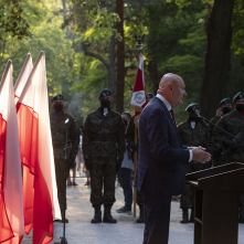 Przemawiający prezydent Torunia Michał Zaleski i flagi biało-czerwone