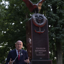 Przemawiający prezydent Torunia Michał Zaleski na tle pomnika