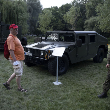 Pojazd wojskowy podczas pikniku