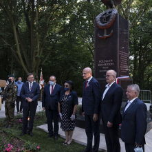 Prezydent Torunia i goście honorowi u stóp pomnika