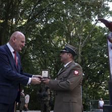 Prezydent wręcza medal stulecia dyrygentowi orkiestry wojskowej