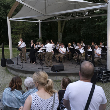 Koncert orkiestry wojskowej w amfiteatrze na terenie parku
