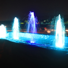 Na zdjęciu widać instalację świetlną - fontanny