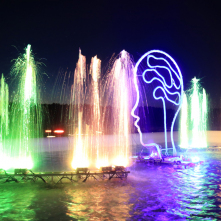 Na zdjęciu widać instalację świetlną - różnokolorowe fontanny