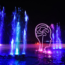 Na zdjęciu widać instalację świetlną - różnokolorowe fontanny