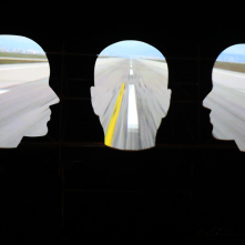 Na zdjęciu instalacja na festiwalu Auto Skyway - trzy głowy ludzkie w których konturach widać jezdnię