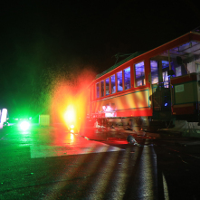 Instalacja złożona z płomienia na tle zabytkowego tramwaju