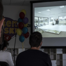 Goście uroczystości otwarcia nowego żłobka oglądają film, pokazujący wnętrze obiektu