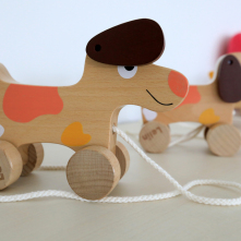 Drewniana zabawka - pies na kółkach ze sznurkiem do ciągnięcia