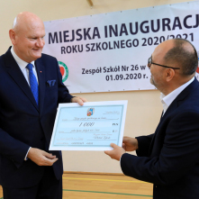 Na zdjęciu prezydent Michał Zaleski przekazuje czek na tysiąc złotych dyrektorowi Zespołu Szkół nr 26 Markowi Fuerstowi