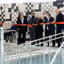 Na zdjęciu zaproszeni goście przecinają wstęgę przy basenie rehabilitacyjnym