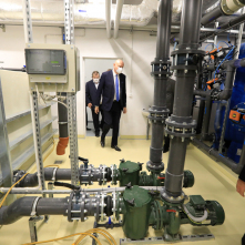 Na zdjęciu prezydent Michał Zaleski zwiedza hydrofornię 