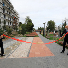 Na zdjęciu dyrektor Marek Fuerst i prezydent Michał Zaleski trzymają wstęgę przy ścieżce sensorycznej