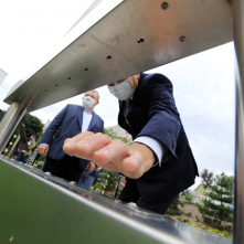 Na zdjęciu prezydent Michał Zaleski sprawdza urządzenia ścieżki sensorycznej