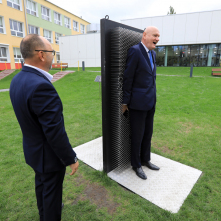 Na zdjęciu roześmiany prezydent Michał Zaleski  odbija swoją sylwetkę na ściance przytulance