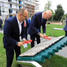 Na zdjęciu dyrektor Marek Fuerst i prezydent Michał Zaleski grają na grand marimbie