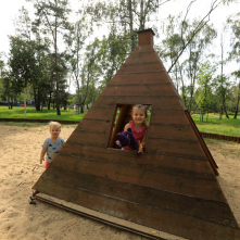 Na zdjęciu: dzieci bawiące się w parku za pawilonem Maciej
