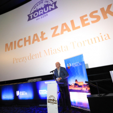 Na zdjęciu: prezydent Michał Zaleski wita laureatów certyfikatu