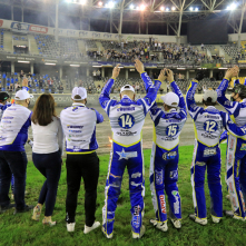 Zawodnicy Apatora Toruń wraz z trenerami i prezeską Iloną Termińską cieszą się ze zwycięstwa