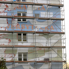 Budynek przy Reja 25 z widokiem tworzonego muralu