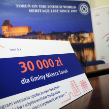 Na zdjęciu widać symboliczny czek z wypisaną kwota 30 000 zł