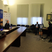 Zastępca prezydenta Zbigniew Rasielewski i Adam Banaszak, wiceprezes PGE Toruń oraz ekipa telewizyjna podczas nagrywania konferencji prasowej dotyczącej wsparcia inicjatyw lokalnych przez PGE