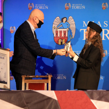 wręczenie nagrody Kasi Lins przez prezydenta Michała Zaleskiego i przewodniczącego Marcina Czyżniewskiego