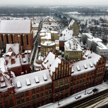 Widok na zimowy Toruń z lotu ptaka od strony Collegium Maius UMK