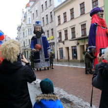 Olbrzymie figury trzech króli podążają ulicą Szeroką