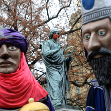 Dwie z figur trzecjh króli pomiędzy nimi widać pomnik Mikołaja Kopernika