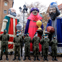 Figury trzech króli stoją na Rynku Staromiejskim, przed nimi żołnierze pozują do zdjęcia