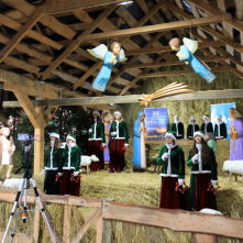 Wnętrze szopki bożonarodzeniowej, występują dzieci z Małej Rewii