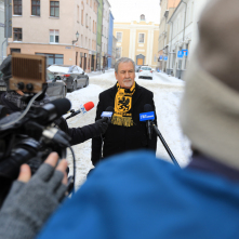 Na zdjęciu prezes Jan Wyrowiński udziela wywiadu mediom
