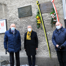 Na zdjęciu prezydent Michał Zaleski, prezes Jan Wyworiński, marszałek Piotr Całbecki stoją przed tablicą