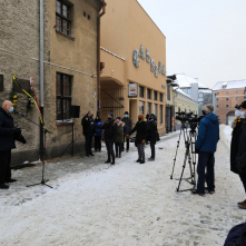 Na zdjęciu prezydent Michał Zaleski przemawia, goście uroczystości oraz dziennikarze się mu przysłuchują