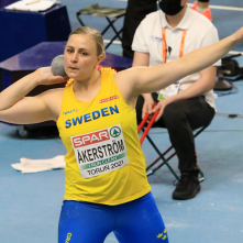 Szwedzka zawodniczka wykonuje pchnięcie kulą.