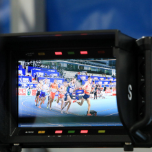 Bieg eliminacyjny na 1500 m mężczyzn na ekranie monitora.