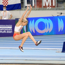 Paulina Ligarska wykonuje skok w dal.