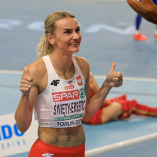 Justyna Święty-Ersetic cieszy sie po wygranym biegu.