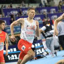 Mateusz Borkowski w biegu na 800 metrów.