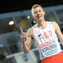 Mateusz Borkowski cieszy się po biegu na 800 metrów.