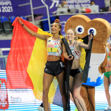 Belgijskie zawodniczki cieszą się z Katarzynką po wygranym biegu.